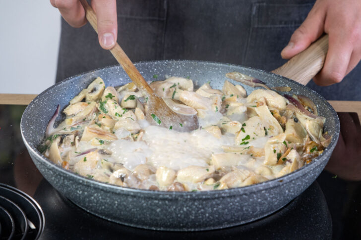 Hähnchen-Geschnetzeltes mit Pilzen verrühren