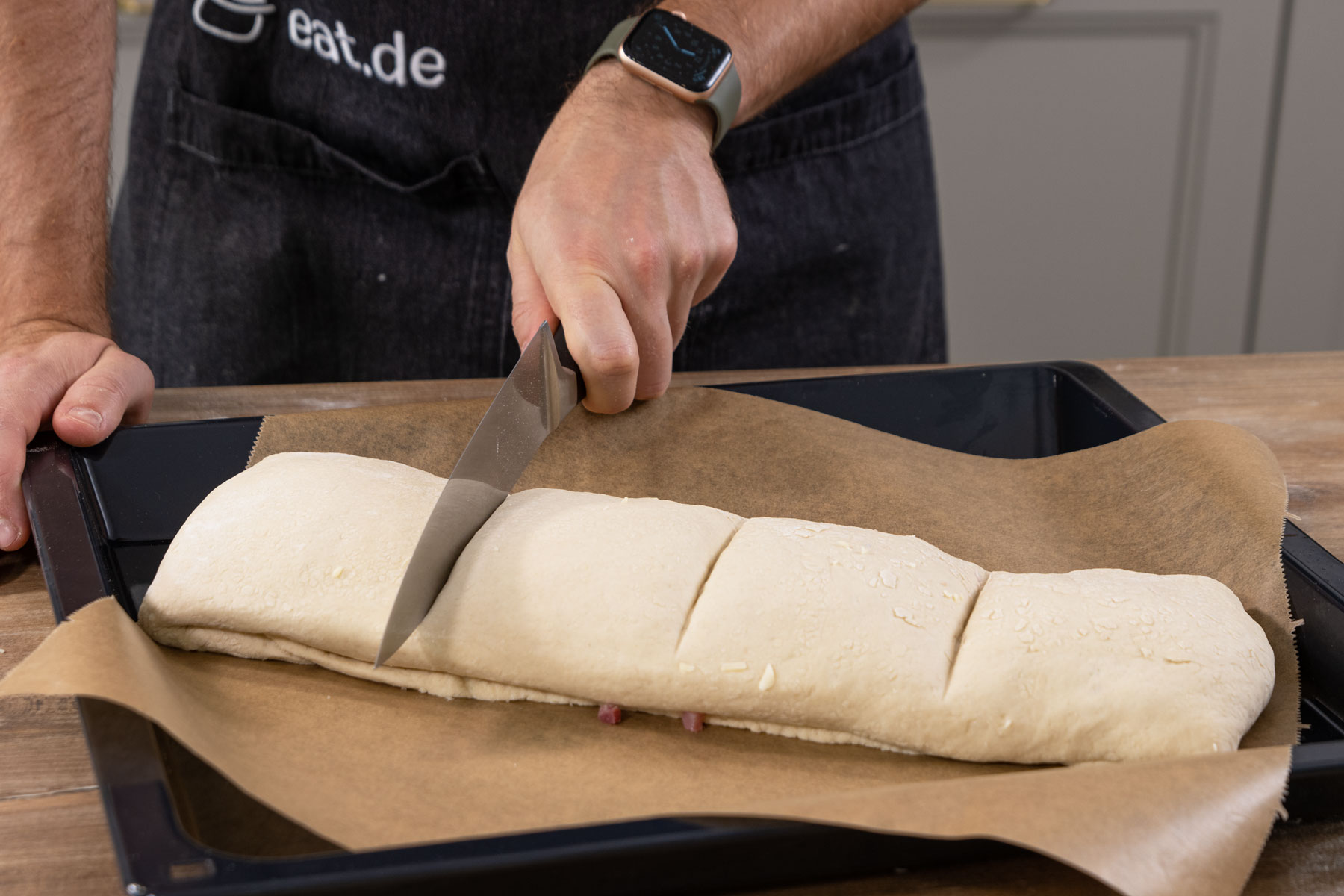 Handbrot mit Messerrücken eindrücken