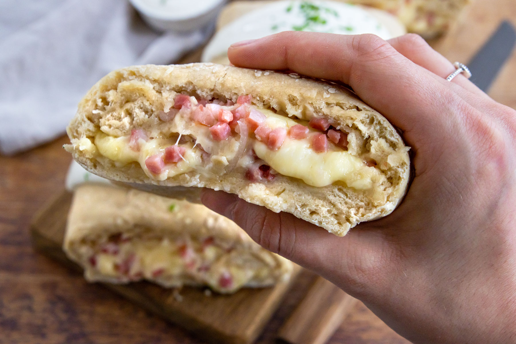 Handbrot mit Schinken und Käse