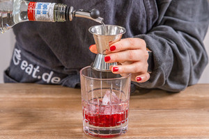 Rum zum Himbeer-Mojito-Cocktail geben