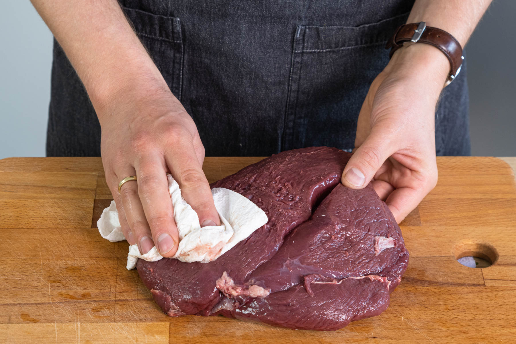 Hirschbraten abtupfen