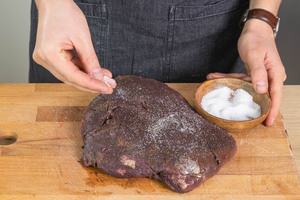 Hirschbraten salzen