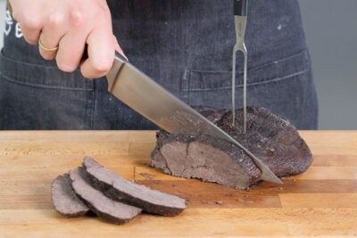 Hirschbraten aufschneiden