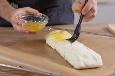 Hot Dog Strudel mit Eigelb bepinseln
