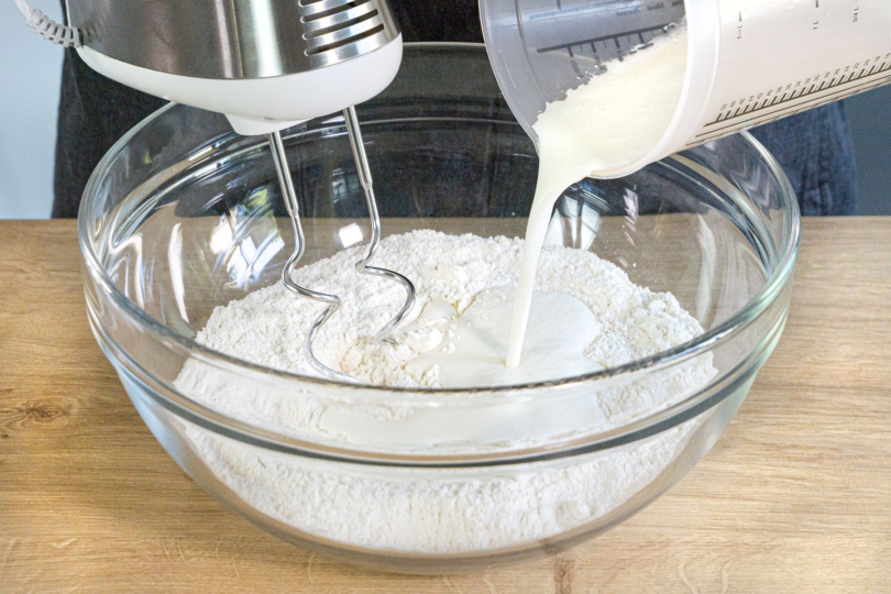 Milch-Joghurt-Mischung zum Mehl geben und verkneten