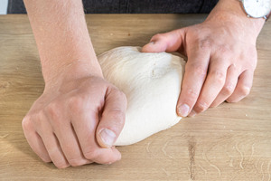 Hefeteig per Hand nachkneten