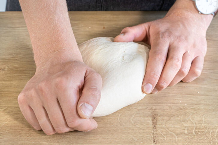Hefeteig per Hand nachkneten