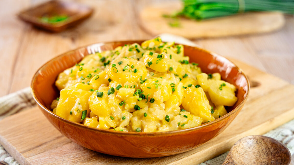 Klassischer Kartoffelsalat mit Essig, Öl und Brühe