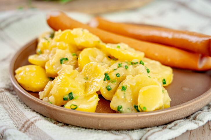 Kartoffelsalat mit Essig und Öl zu Wiener Würstchen