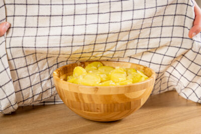 Kartoffelsalat mit Essig und Öl durchziehen lassen