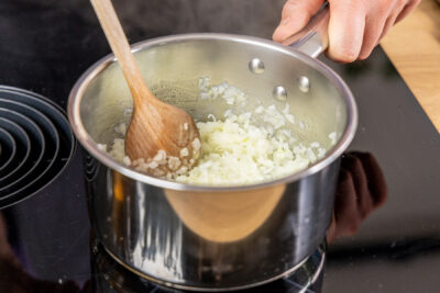 Zwiebeln farblos anschwitzen