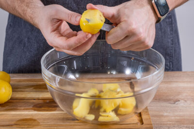 Kartoffeln für Kartoffelsalat ohne Mayonnaise schneiden