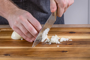 Zwiebel würfeln