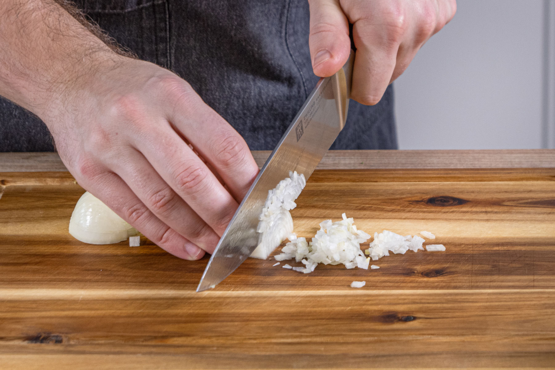Zwiebel würfeln