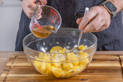 Brühe zum Kartoffelsalat ohne Mayonnaise gießen
