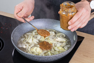 Zwiebeln ablöschen und süßen Senf dazugeben