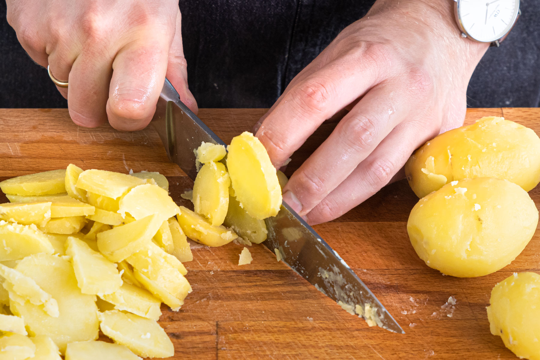 Kartoffeln in Scheiben schneiden
