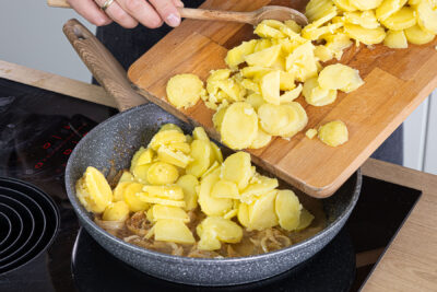 KArtoffeln mit in die PFanne geben und gut durchrühren