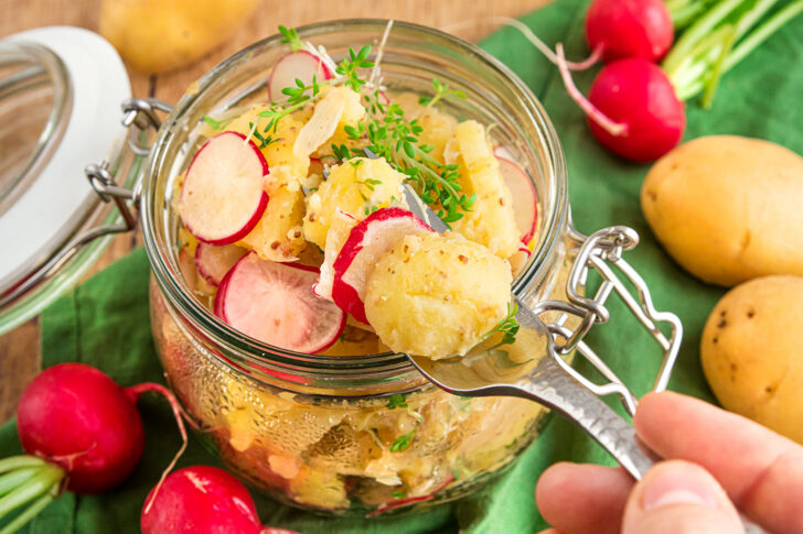 Kartoffelsalat mit Radieschen im Glas