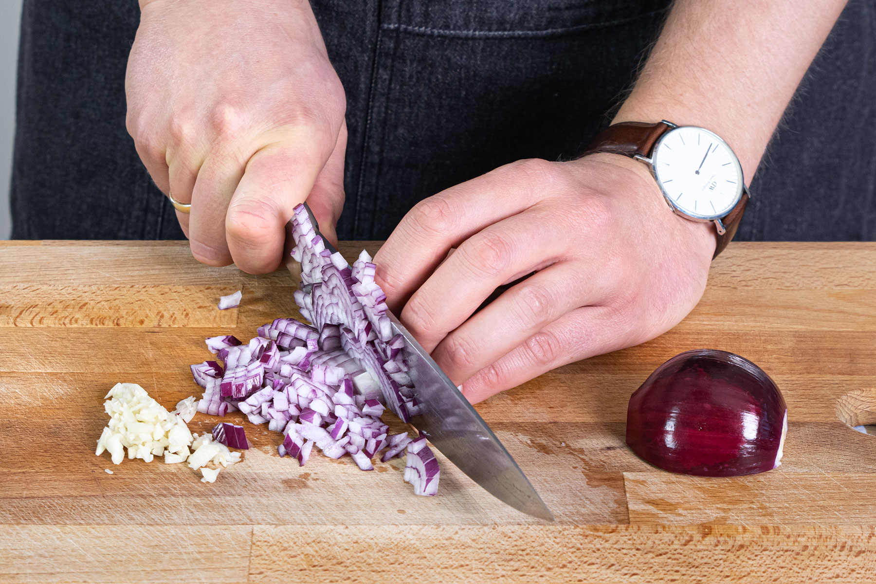 Knoblauch und Zwiebeln würfeln