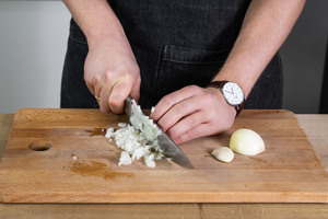 Zwiebeln und Knoblauch würfeln