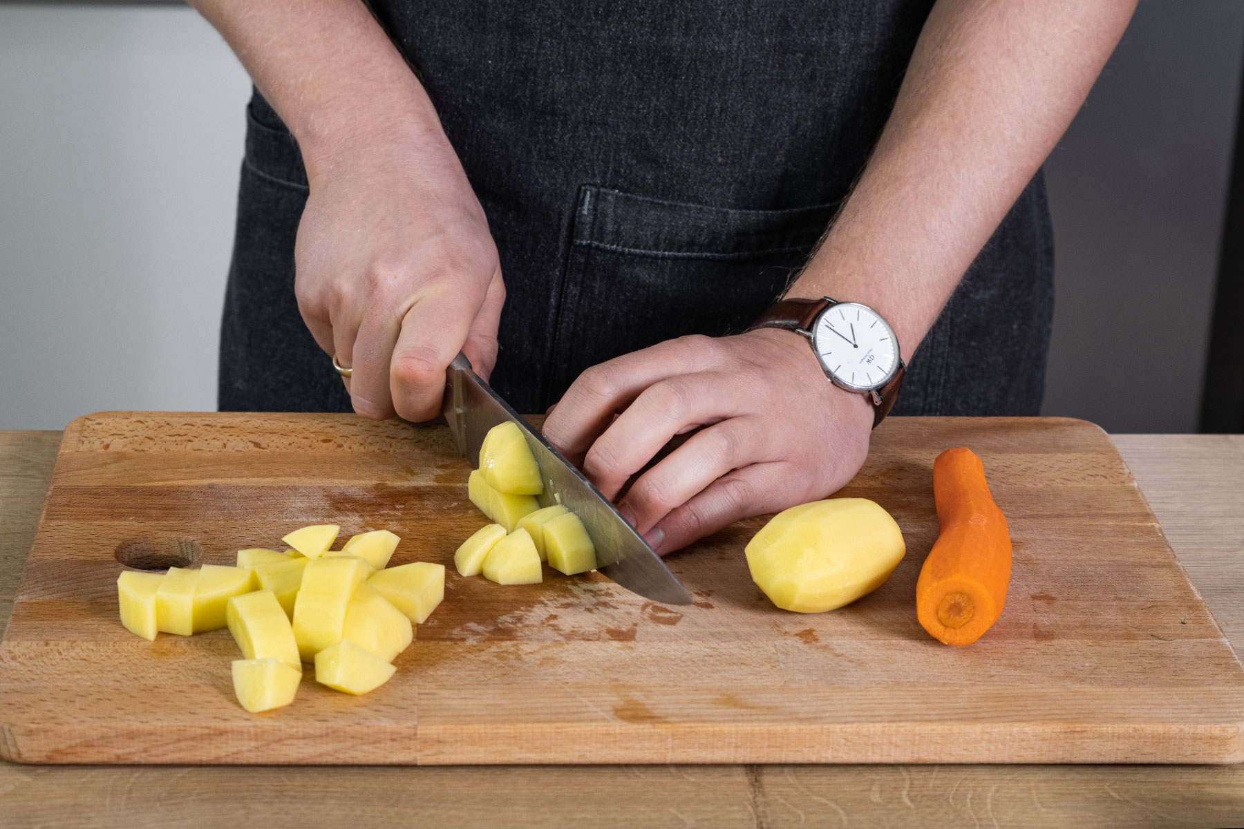 Karotten und Kartoffeln stückeln