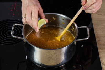 Limettensaft auspressen und in die Kichererbsensuppe geben