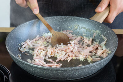 Schinken, Zwiebel und Knoblauch anbraten