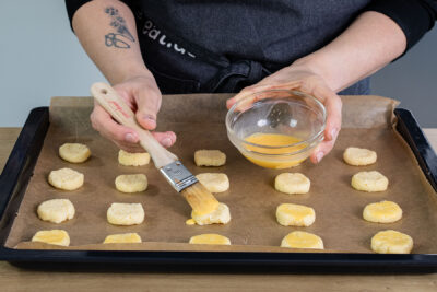 Kokosplätzchen mit Eigelb bestreichen