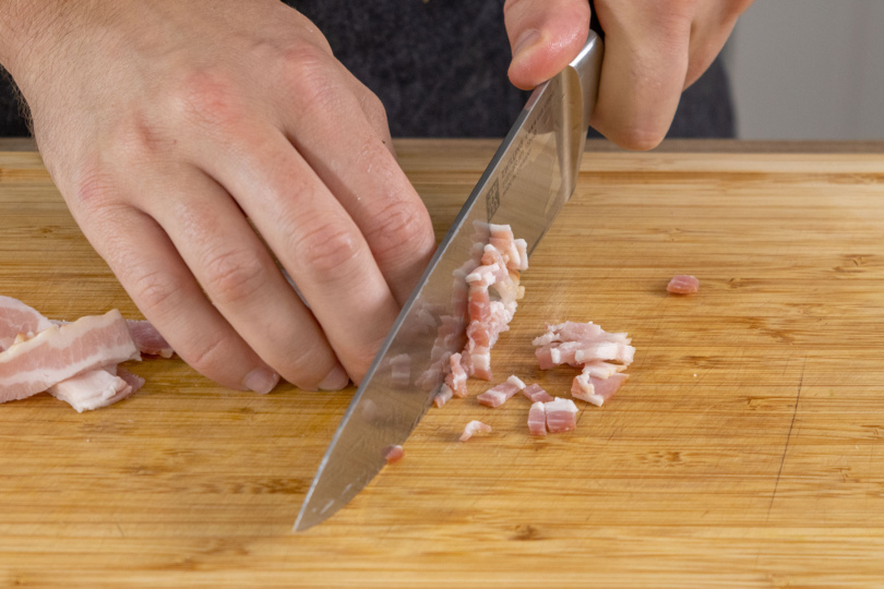 Bacon in Würfel schneiden
