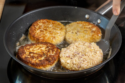 Krabben-Patties braten