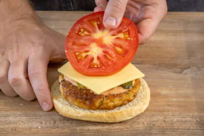 Krabben-Burger zusammen setzten