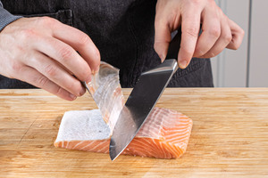 Haut vom Lachsfilet antfernen