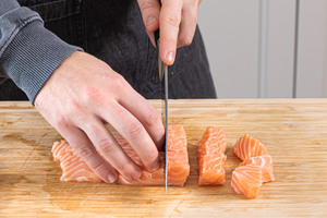 Lachs in Würfel schneiden