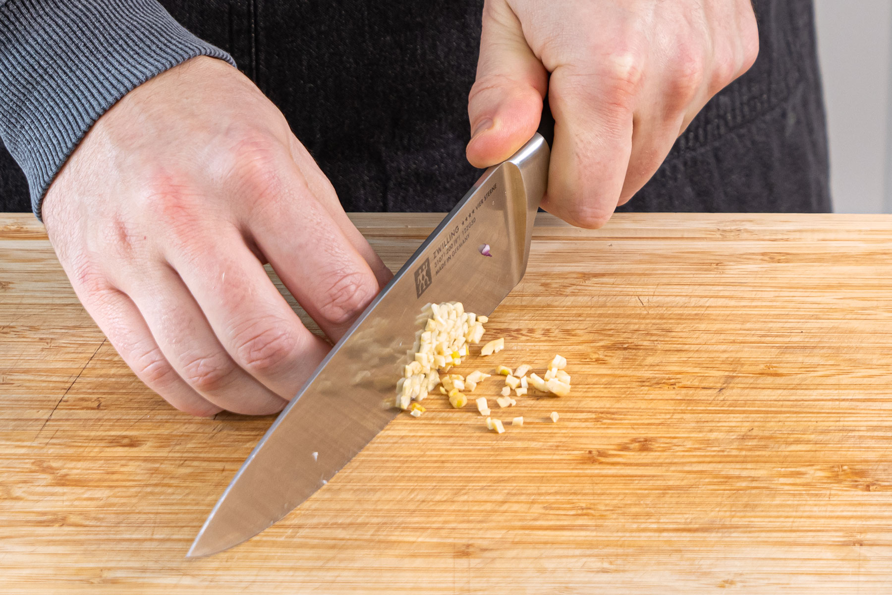 Schalotten und Knoblauch fein hacken