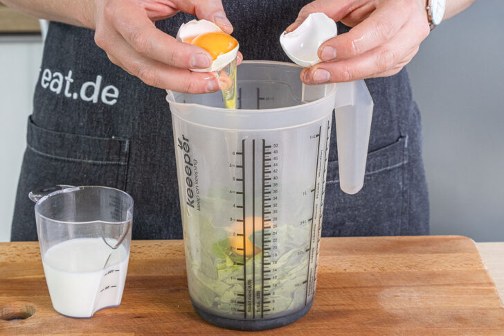 Eier zu Spinat geben