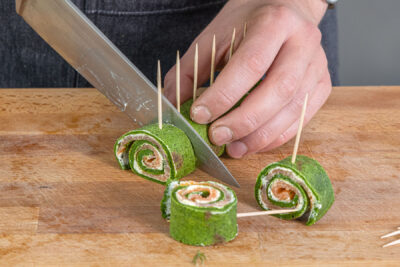 Lachs-Röllchen mit Frischkäse portionieren