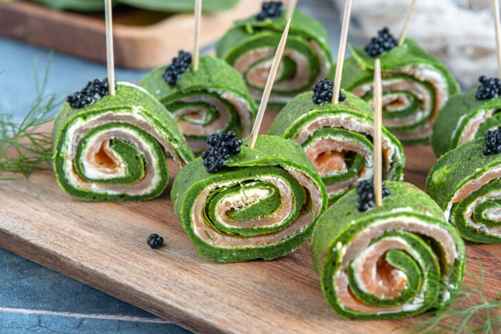 Lachs-Röllchen mit Frischkäse und Kaviar