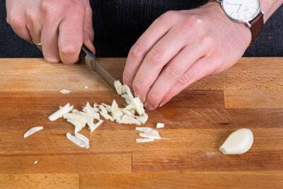 Knoblauch in Streifen schneiden