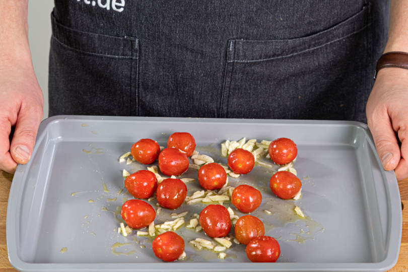 Tomaten mit Knoblauch und Olivenöl im Backofen backen