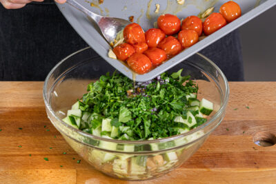 alle Zutaten für den Kichererbsensalat mischen