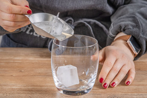 Eiswürfel isn Glas geben