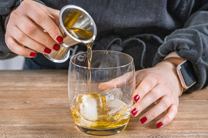 Likör ins Glas gießen