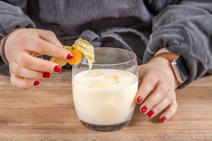 Likör 43 mit Milch dekorieren
