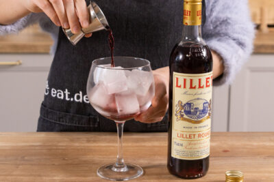 Lillet Rouge in Glas geben