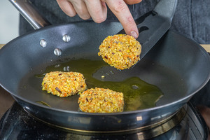 Lupinen-Bratlinge braten