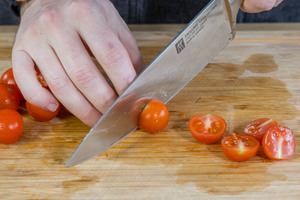 Tomaten halbieren