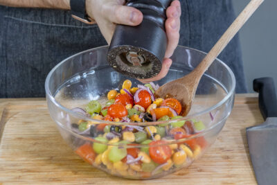 Lupinen-Salat würzen