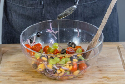 Öl zum Lupinen-Salat geben