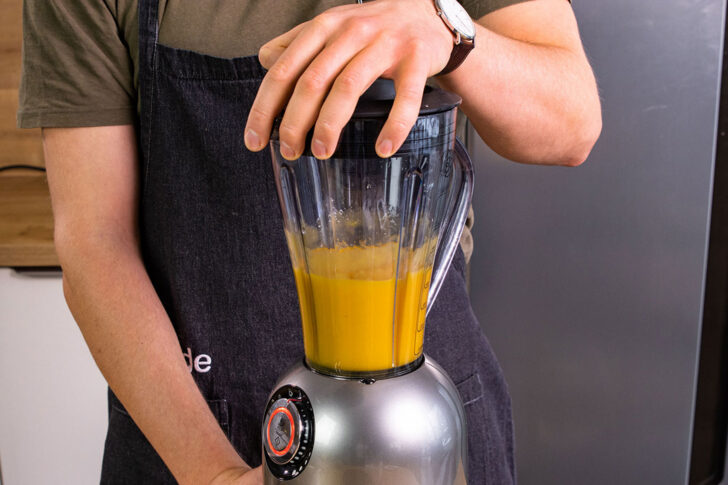 Mango-Lassi pürieren
